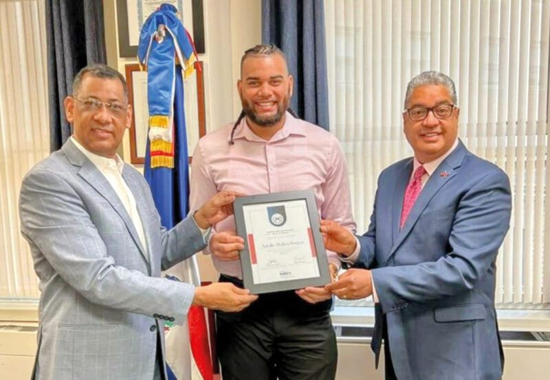 l Cónsul General de la República Dominicana, Enrique Garcia y el director del Instituto del Dominicano en el Exterior (INDEX) Boston, Oscar Guerrero, entregaron un merecido reconocimiento al joven dominicano Adolfo Molina Burgos