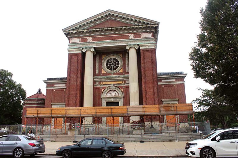 Después de permanecer por muchos años virtualmente abandonada y de pasar por la mano de muchos desarrolladores de vivienda, por fin la Iglesia Blessed Sacrament abrirá sus puertas a la ciudad de Boston como uno de los 17 proyectos "para crear y preservar viviendas asequibles" con una inversión de 67 millones de dólares.
