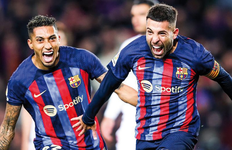 Jordi Alba y Raphina celebran un gol
