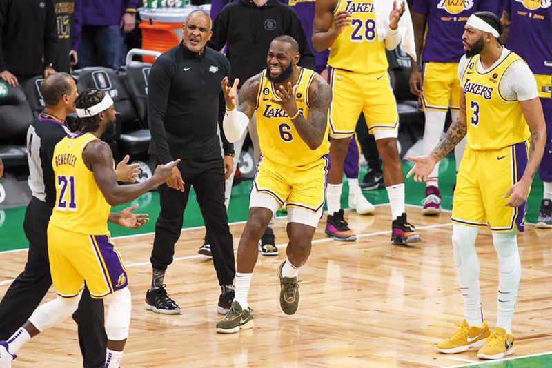 Lebron James indignado con el referee por no marcar una falta en el partido con los Celtics