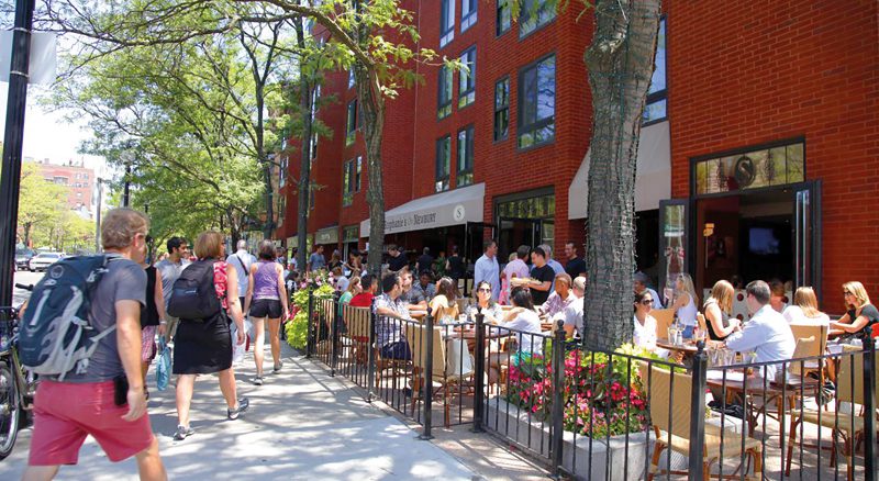 La alcaldesa Michelle Wu anunció el Programa Permanente de Comidas al Aire Libre de la Ciudad de Boston.