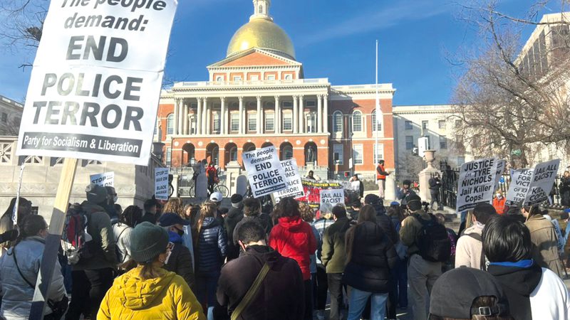 Frente a la Casa del Estado de Massachusetts, decenas de personas se concentraron en solidaridad con la familia de Tyre Nichols, cuya muerte a manos de la policía de Memphis ha provocado protestas en todo el país.