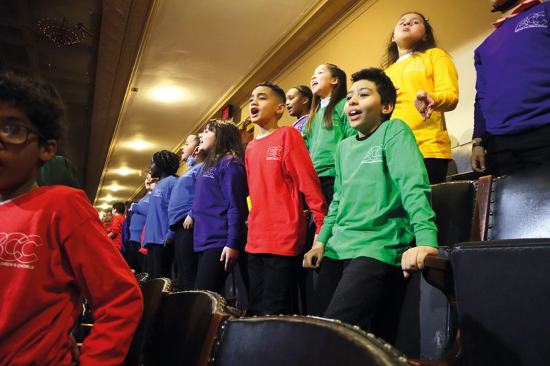 Por primera vez, lo que surgió como una asociación entre las escuelas públicas de Chelsea y el Coro de Niños de Boston, continuará este año escolar con la esperanza de aumentar la participación estudiantil en los próximos años. Su primera actuación en el Boston Symphony Hall en el día del Dr. Martin Luther King, Jr. fue espectacular.