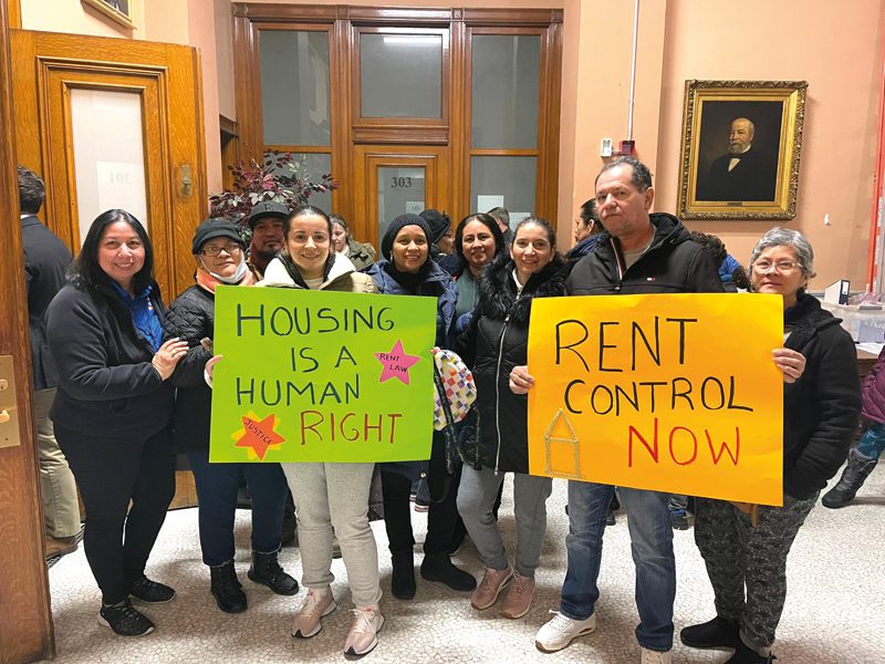 Comunidad latina pide control de rentas