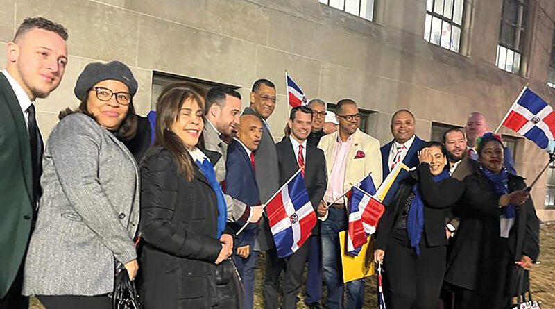 Dominicanos de fiesta por su Independencia en Lynn con el alcalde Jared Nicholson.
