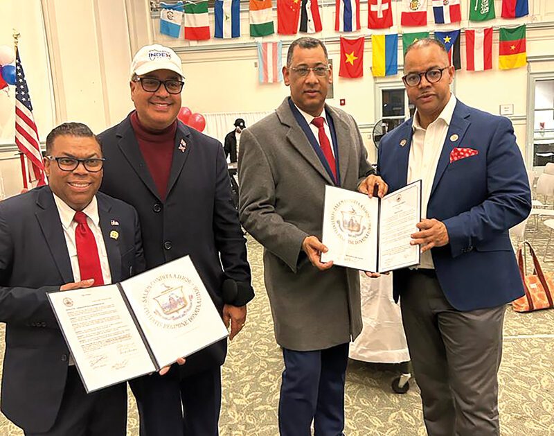 Dominicanos de fiesta por su Independencia en Salem con concejal Domingo Domínguez.