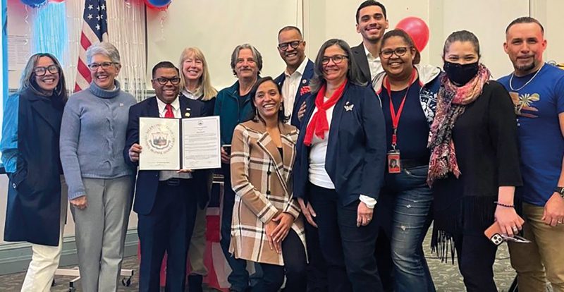 Dominicanos de fiesta por su Independencia en Salem con concejal Domingo Domínguez.