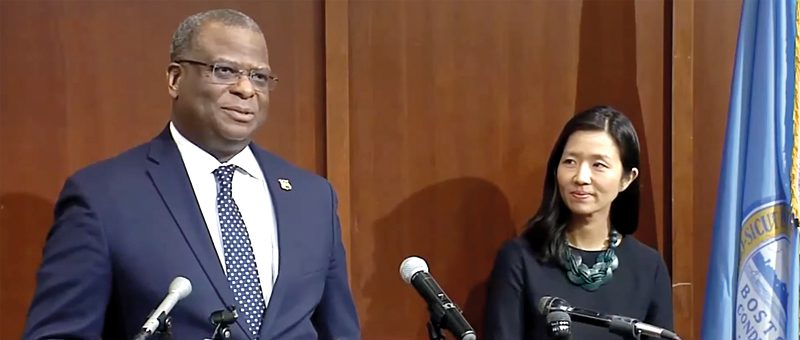 La alcaldesa de Boston, Michelle Wu, y el Comisionado de Policía, Michael Cox, salieron a hablar a la prensa en lo que, según dijeron, será una serie de conferencia para promover la transparencia de la policía y abordar el estado del crimen en la ciudad y las estadísticas de violencia.