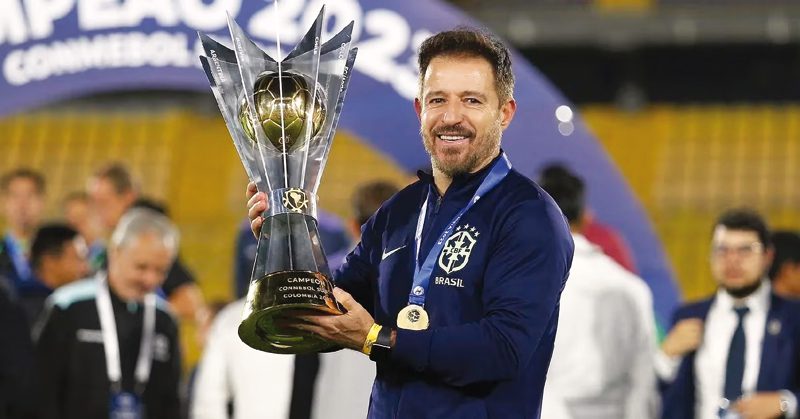 Ramón Menezes como interino de selección de Brasil