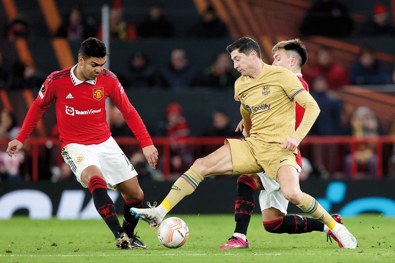 Robert Lewandowski contra defensas del Manchester United