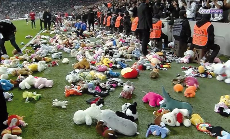 Aficionados del Besiktas, uno de los principales equipos de fútbol en Turquía, pidieron en Estambul la dimisión del gobierno turco