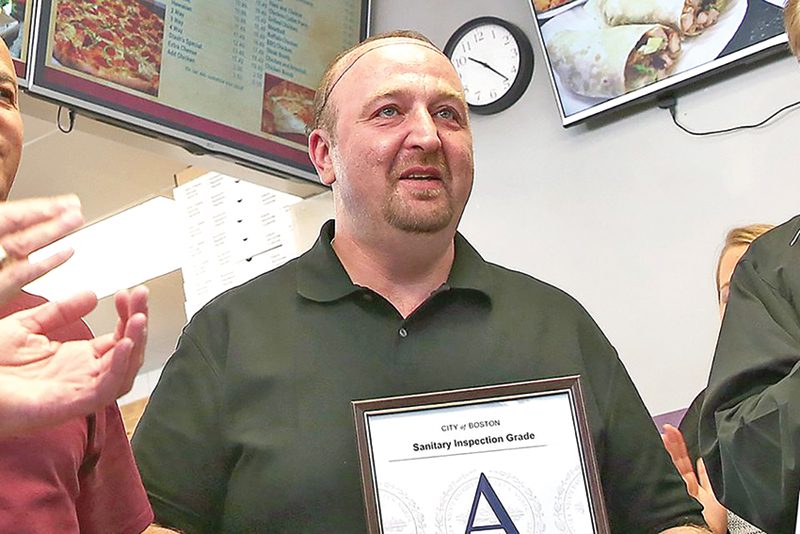 Dueño de cadena Stash's Pizza en Boston contrataba a inmigrantes indocumentados para obligarlos a trabajos forzados bajo amenazas y agresiones verbales y físicas