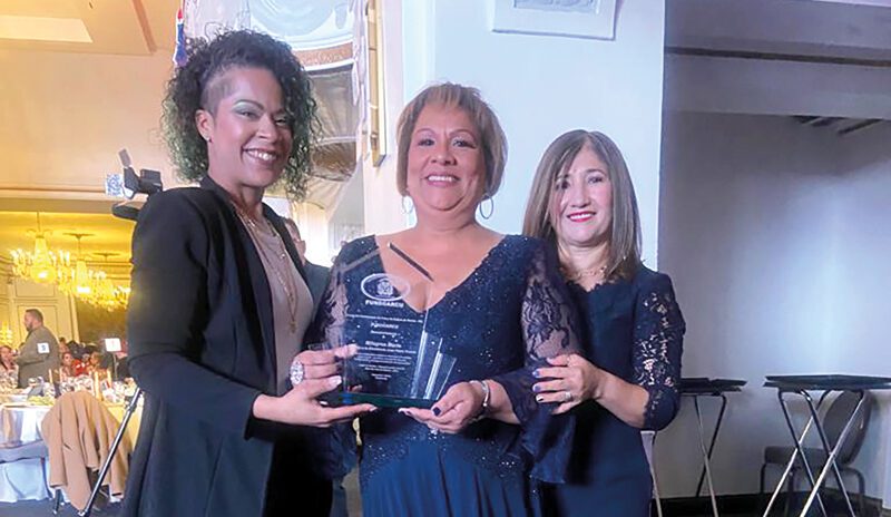 Milagros Marte con su hija Francheska y Sensei de karate Eugenia Arroyo.