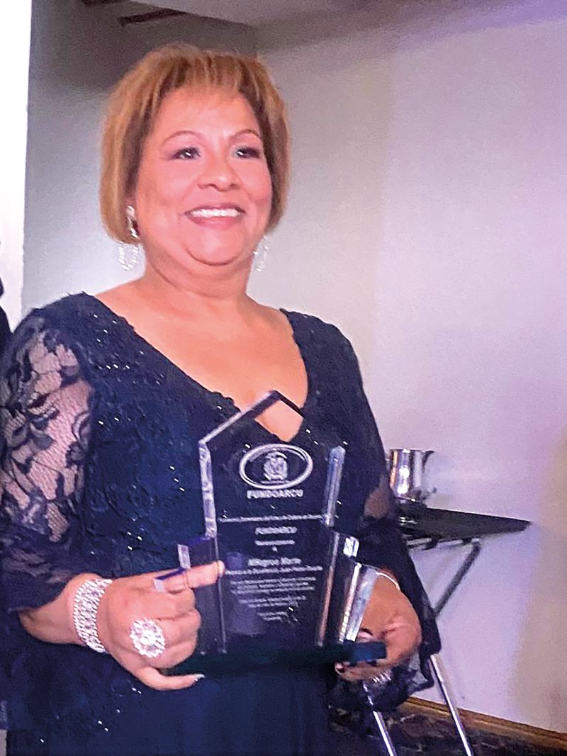 Milagros Marte recibiendo premio