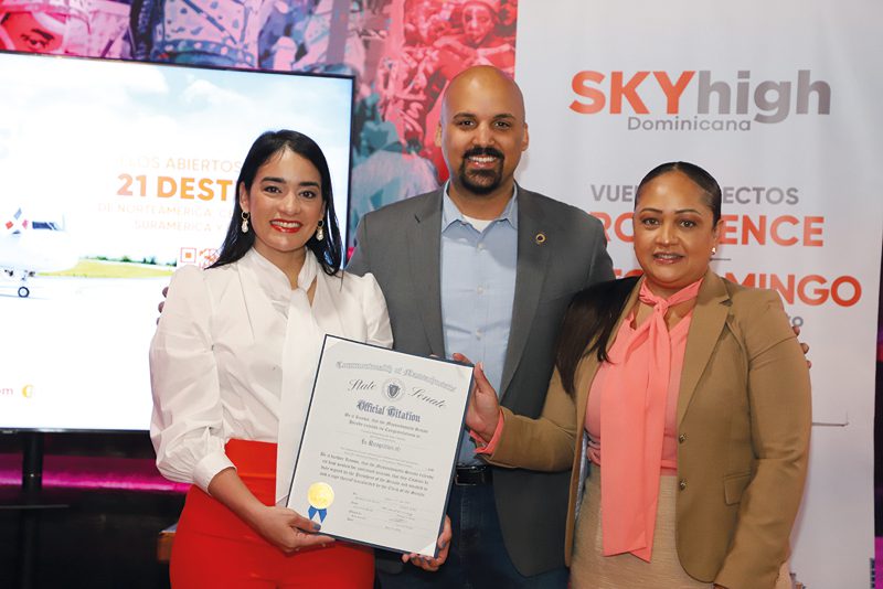 Senador estatal Pavel Payano y Representante estatal, Estela Reyes, entregan reconocimiento a dueña de "Vaca Restaurant". 