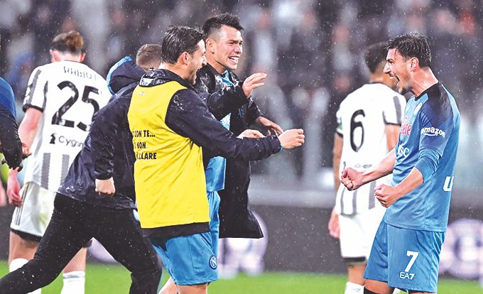 Napoli le gana a Juventus