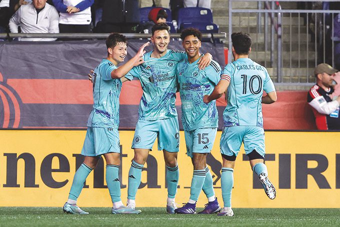 New England revolution celebran victoria contra Sporting Kansas City