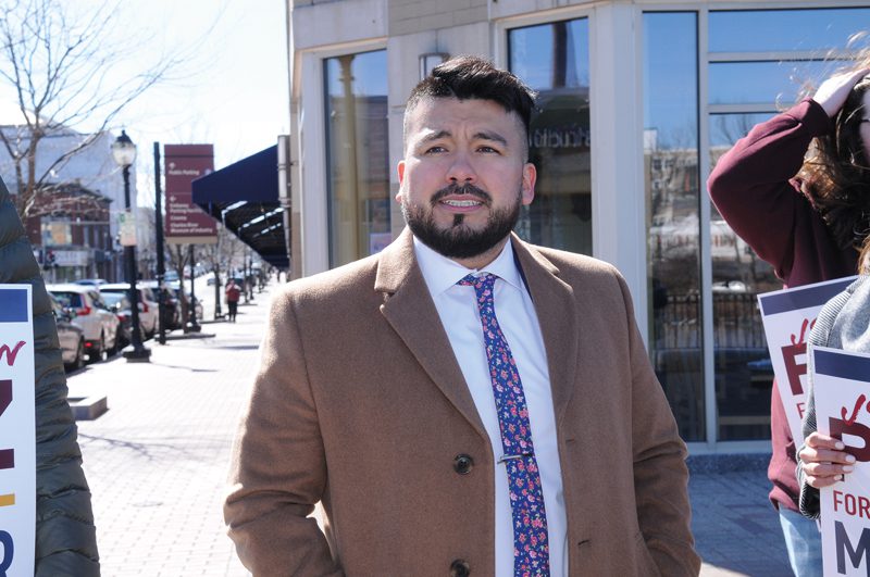 Hijo de bolivianos quiere ser alcalde de Waltham