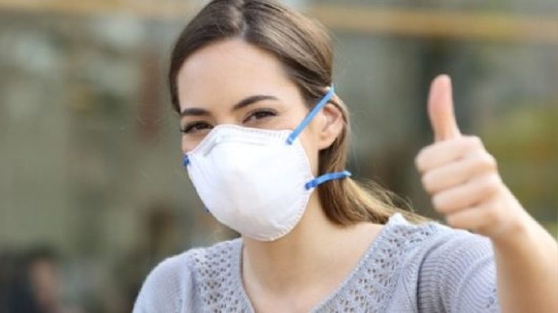 Mujer con cobra bocas durante la pandemia