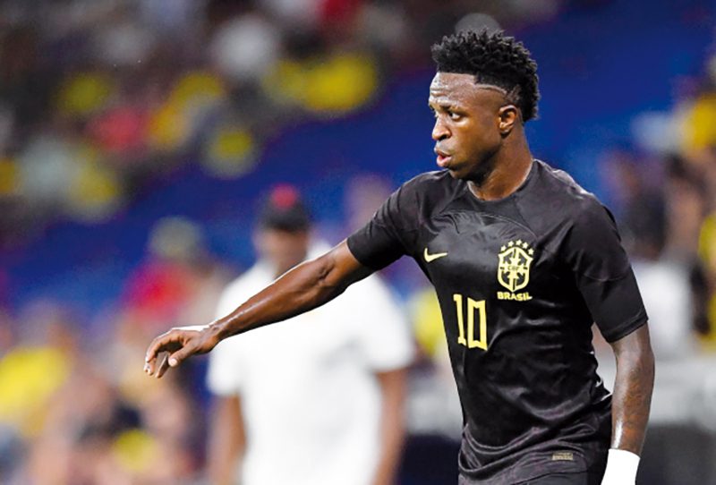 Vincius jugo con el 10 de Brazil