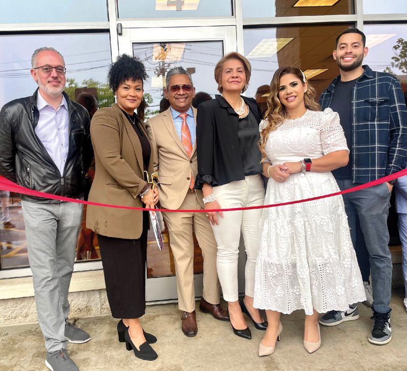 En el corte de cinta para la gran apertura estuvieron miembros del Board de la Cámara de Comercio de Chelsea, Arthur Arsenault, su directora ejecutiva, Jennifer Hassell, Nelson Mejía, Maritza Luzón, la dueña del salón Icauri Mejía, y Héctor Prieto.