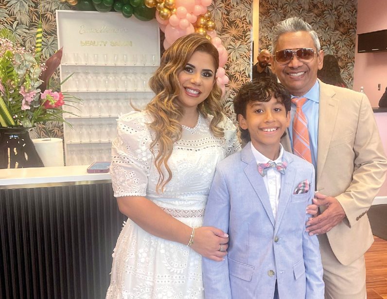 Icauri Mejia y familia en gran apertura de Excellence's Beauty Salon