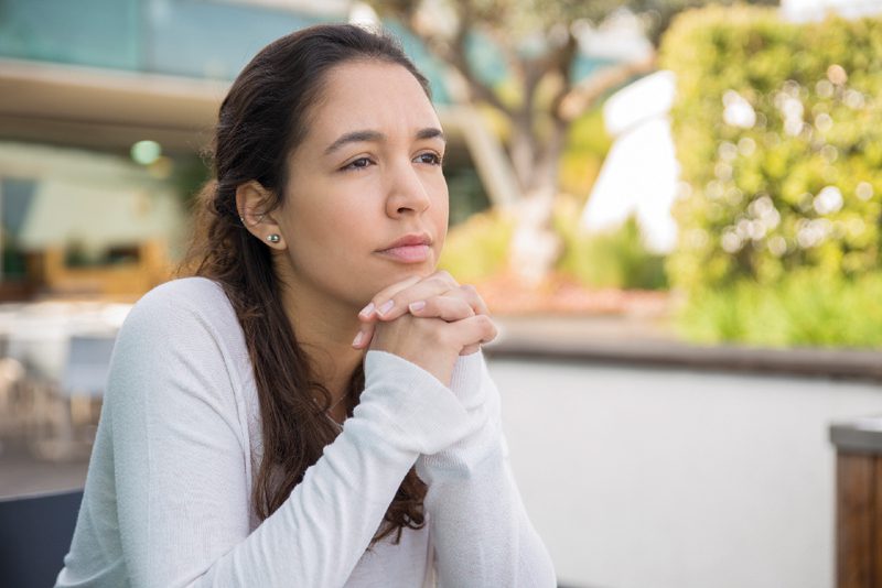 Mujer reflexionando