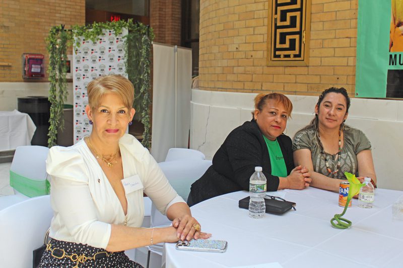 Mujeres celebrando en la casa del estado