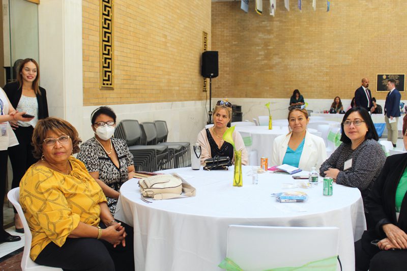 Mujeres celebrando en casa del estado