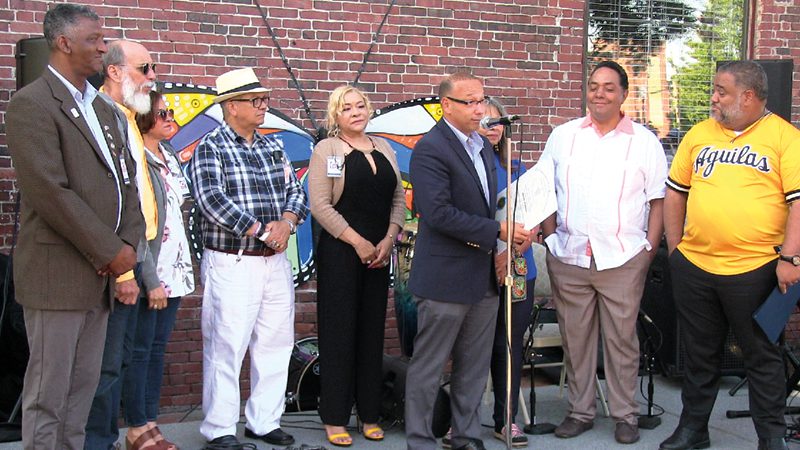 Frank Moran hablando en reconocimiento de Domenic Marte