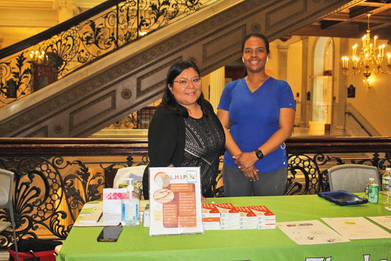 Christy Torres, gerente de programas de Latino Health Insurance Program, y enfermera Cinzie Innocent.