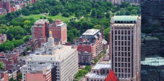 Todo cambió con la pandemia Boston downtown aerial view with historical architecture, street and city skyline.