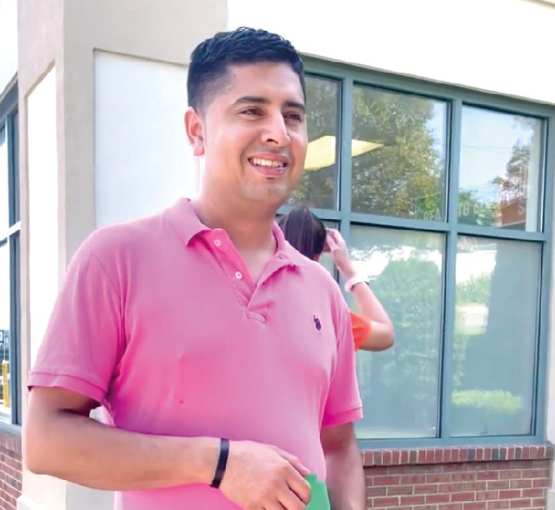 Hombre muy alegre de poder haber conseguido licencia
