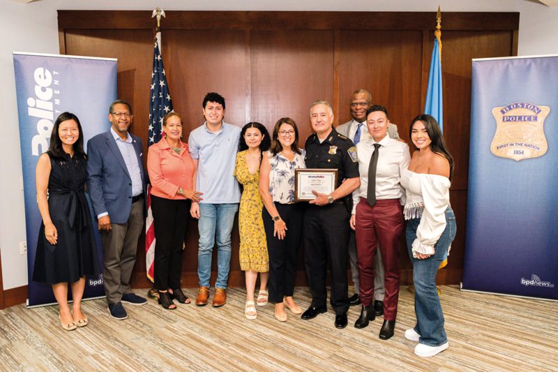 La alcaldesa Michelle Wu, el comisionado de la policía de Boston, Michael Cox, familiares y amigos en la ceremonia de ascenso a Superintendente del Departamento de Policía del oficial Luis Cruz. Es el tercer latino en ocupar ese alto cargo.