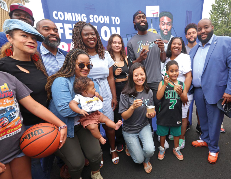 Alcaldesa Wu se une a la comunidad para celebrar renovación de la cancha de baloncesto en Dorchester.