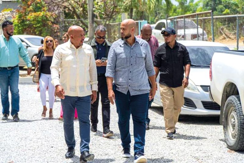 Brian DePeña, alcalde de Lawrence, invitado especial en Festival Nacional del Coco en Nagua.