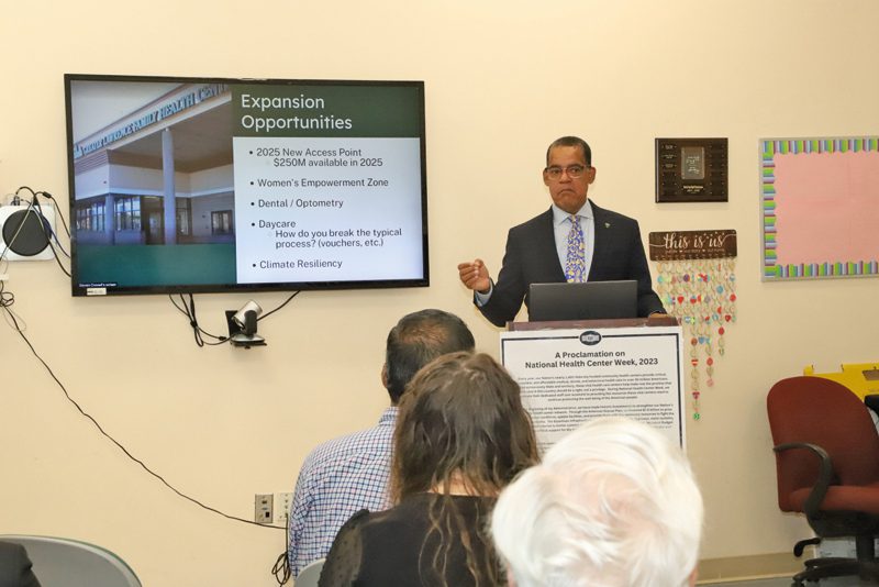 El alcalde Brian DePeña, junto con sus socios legislativos, asistieron al Primer Día Legislativo Anual en Greater Lawrence Family Health Center (GLFHC)