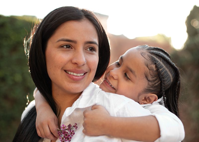 Madre e hija sonriendo