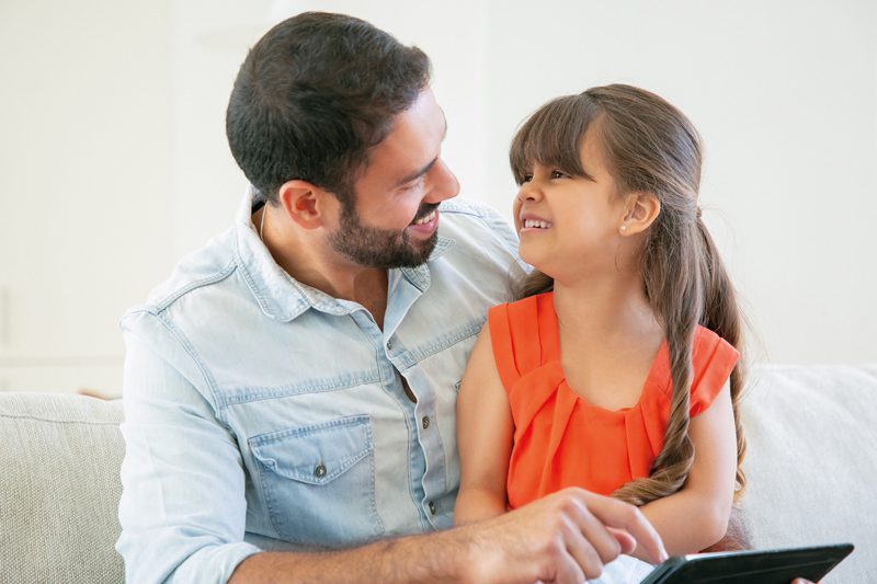 Padre e hija sonriendo