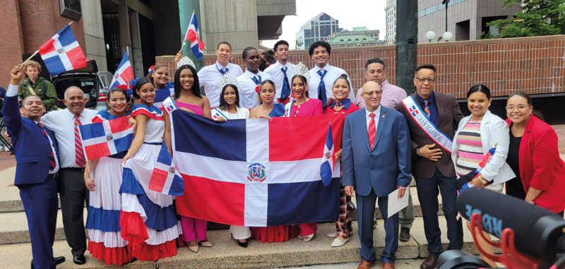 En City Hall de Boston izaron su símbolo patrio en una ceremonia a la que asistieron autoridades locales y estatales.