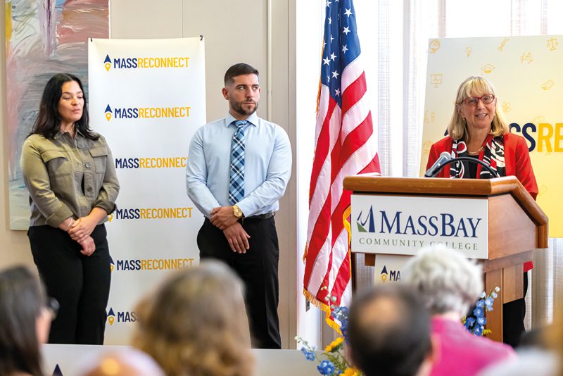 MassReconnect en reunion copn Maura Healey