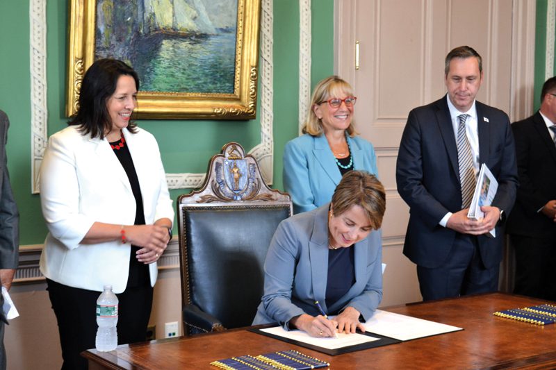 Maura Healey firmando presupuesto de año fiscal 2024
