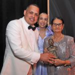 Empresario Manuel Batista junto a sí madre y su hermana