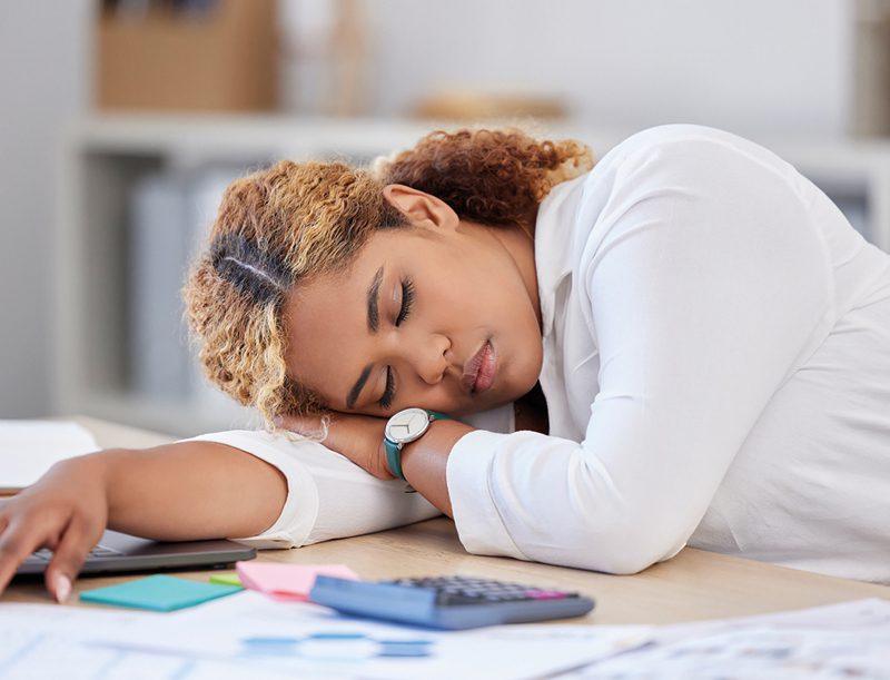 Mujer cansada en el trabajo