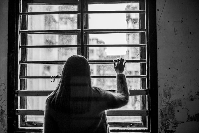 Persona viendo para fuera en blanco y negro
