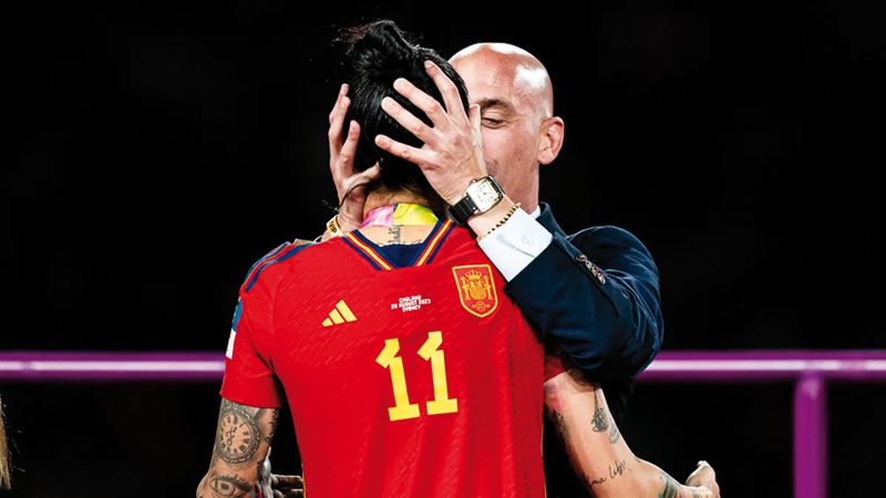 Luis Rubiales besa a Jenni Hermoso