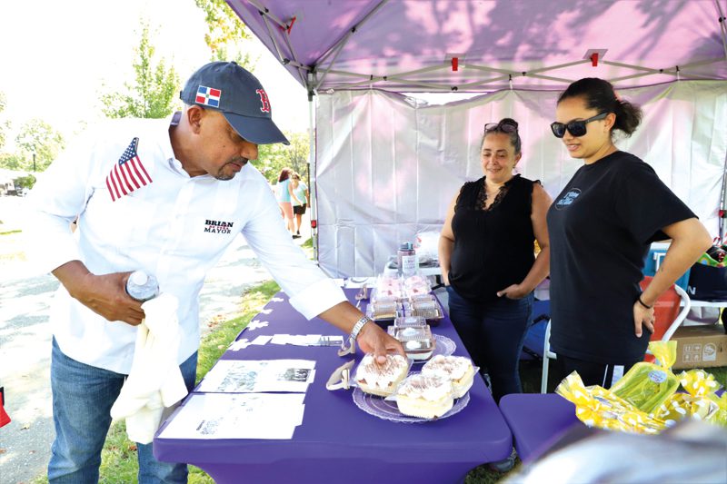 Alcalde de Lawrence, Brian DePeña, en festival de Bread and Roses