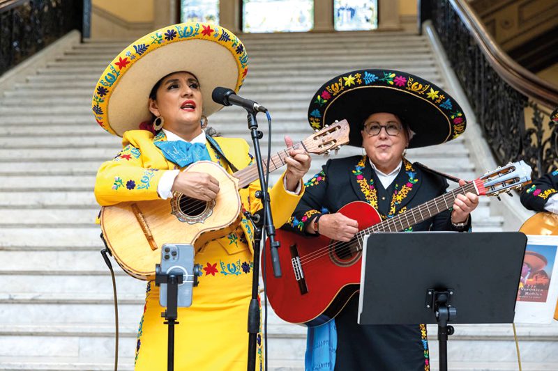 inician celebración de la mes de la herencia hispana con mariachis