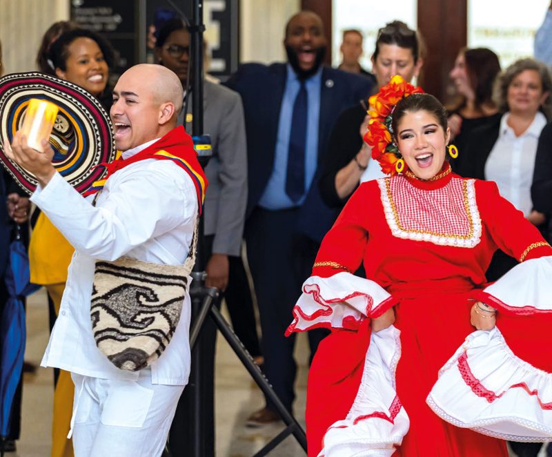 Inician celebración de la mes de la herencia hispana con mariachis