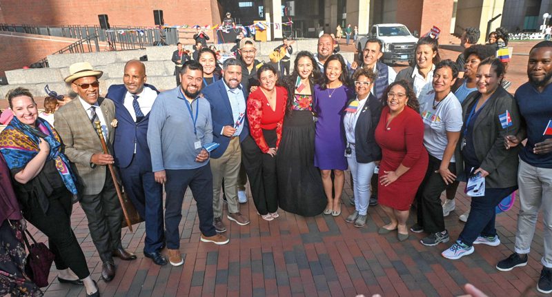 Gente celebrando la Mes de la Herencia Hispana
por todo lo alto en Boston